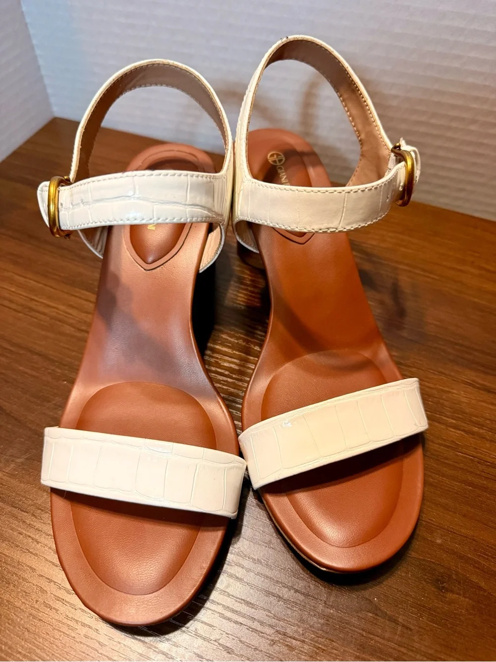 Giani Bernini White Croc-Embossed Block Heel Sandal with Gold Buckle size 8,